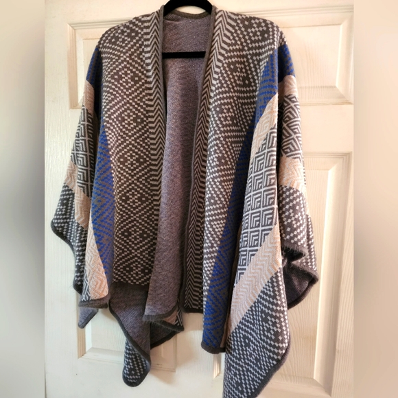 Tops - Stunning Knit Poncho